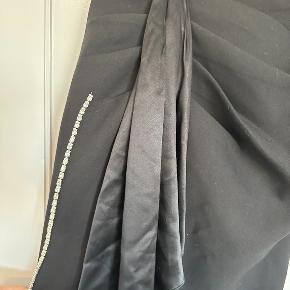 NWOT Cinq à Sept Drape Evening Long Gown Ruffled Crystal Embellished Sz 4 Black - Picture 7 of 10